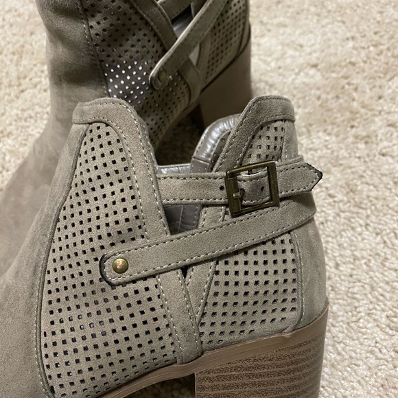 🚨SHOE SALE🚨 C.R. Suede Ankle Booties - Picture 7 of 8